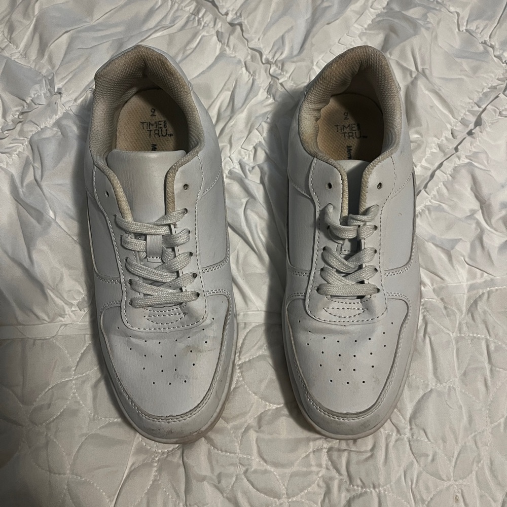 Time and Tru White Sneakers Classic Low-Top Design